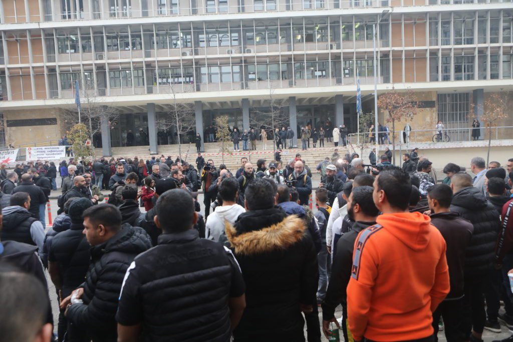 Θεσσαλονίκη: Ολοκληρώθηκε η απολογία του αστυνομικού που πυροβόλησε τον 16χρονο – Πλήθος κόσμου έξω από τα δικαστήρια