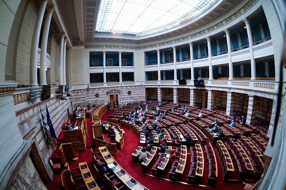 Βουλή: Καταψηφίστηκε η πρόταση δυσπιστίας – Απών ο Πάτσης, με επιστολική Καραμανλής, Σαμαράς
