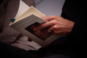 «Χλωμές Πανσέληνοι»: Όταν η Όλγα Χωμενίδου μετέτρεψε το τραύμα της σε ποιητική κραυγή απόγνωσης και ελπίδας