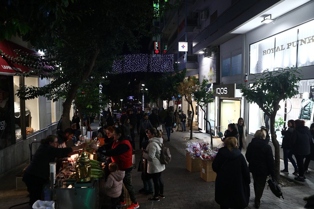 Εορταστικό ωράριο: Πότε κλείνουν σούπερ μάρκετ και εμπορικά την παραμονή Πρωτοχρονιάς