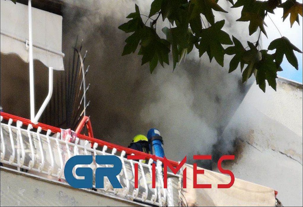 Θεσσαλονίκη: Απεγκλωβίστηκε ο άντρας από το φλεγόμενο διαμέρισμα στη Χαριλάου (Photos – Video)