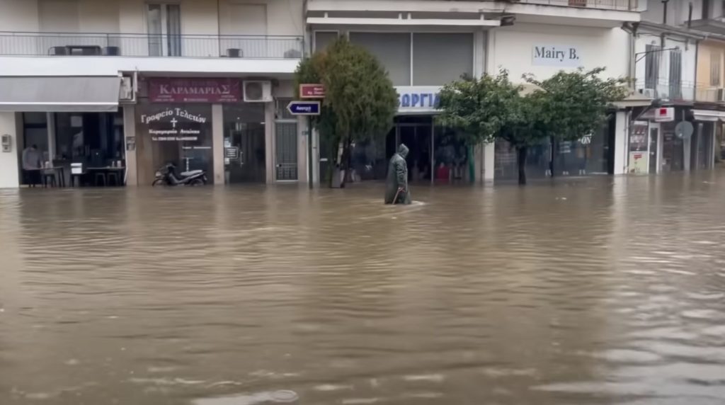 «Βούλιαξε» η Αριδαία: Δεκάδες κλήσεις στην πυροσβεστική – Κλειστά τα σχολεία την Τρίτη (Video)