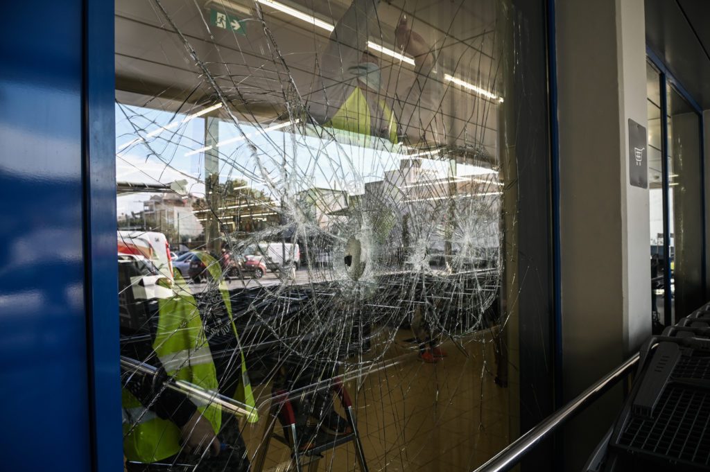 Νέα Σμύρνη: Επίθεση Ρουβίκωνα με βαριοπούλες σε γραφεία εταιρείας