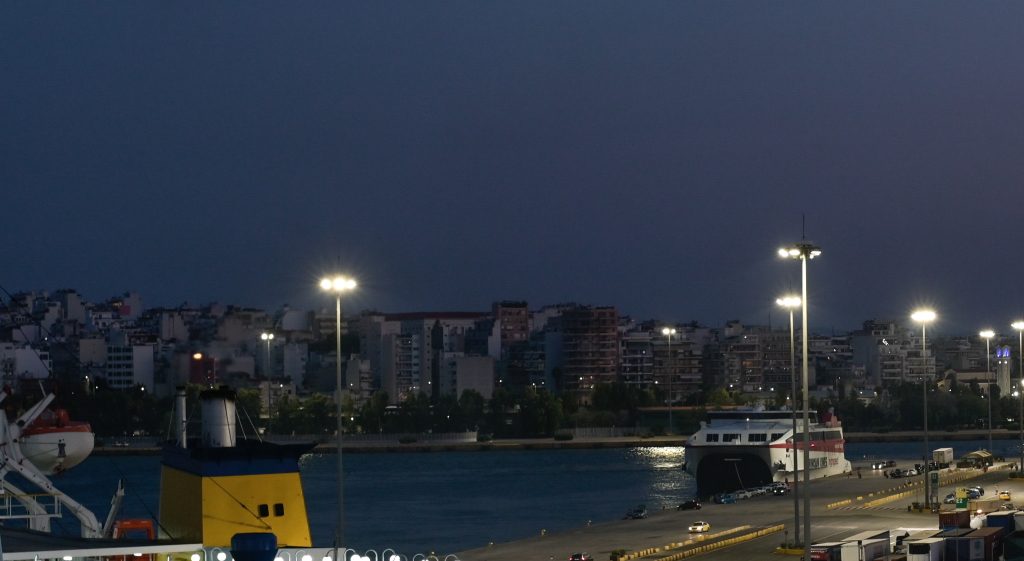 Κανονικά τα δρομολόγια των πλοίων από το λιμάνι του Πειραιά το βράδυ