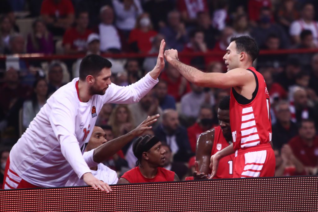 Euroleague: O Ολυμπιακός νίκησε την Αρμάνι με 82-66 και «πάτησε» κορυφή