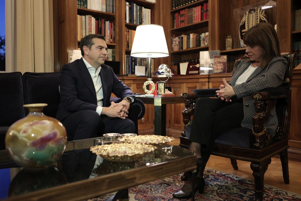 Σκάνδαλο υποκλοπών: Στο Προεδρικό Μέγαρο ο Αλέξης Τσίπρας – Ο σύντομος διάλογος με την Πρόεδρο της Δημοκρατίας