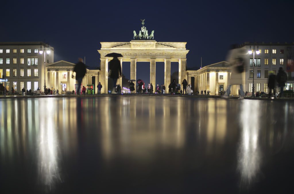 Βερολίνο: Αυτοκίνητο έπεσε στην πύλη του Βρανδεμβούργου – Νεκρός ο οδηγός