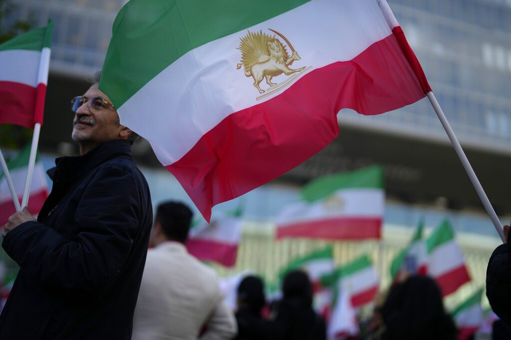 Ιράν: Δικαστήριο καταδίκασε τις ΗΠΑ να καταβάλουν 330 εκατ. δολάρια για το  αποτυχημένο πραξικόπημα του 1980