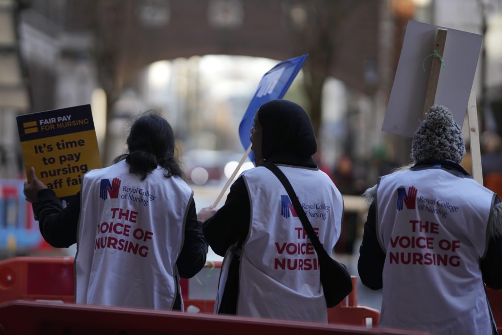 Διεθνής Τύπος: Μεγάλες απεργίες νοσοκομειακών στη Βρετανία – Αντιδράσεις για το συνταξιοδοτικό στη Γαλλία