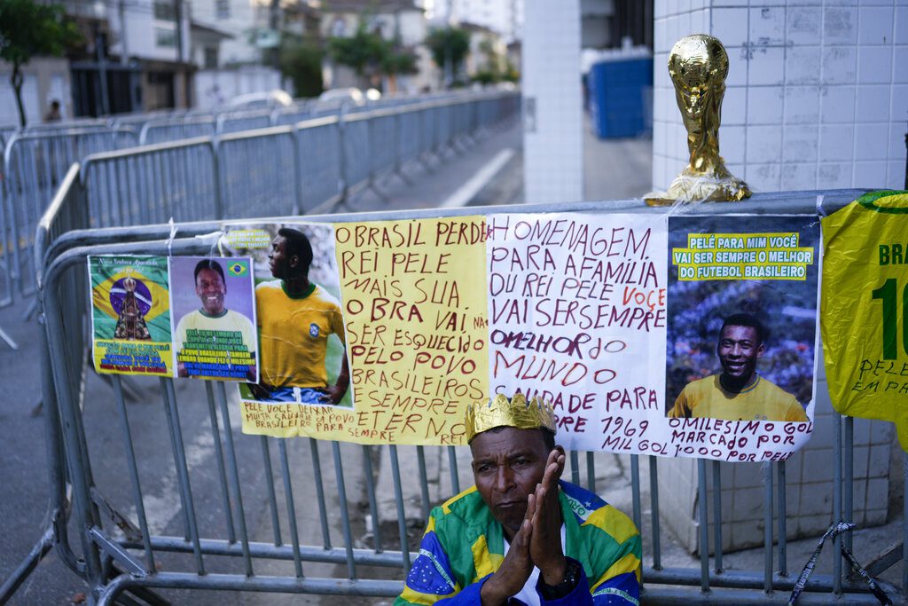 Η Βραζιλία θρηνεί: Σε λαϊκό προσκύνημα η σορός του Πελέ – Αγρυπνία στο γήπεδο της Σάντος (Photos – Video)