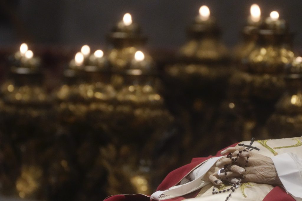 Βατικανό: Χιλιάδες πιστοί στο λαϊκό προσκύνημα για τον πάπα Βενέδικτο (Video-Photos)