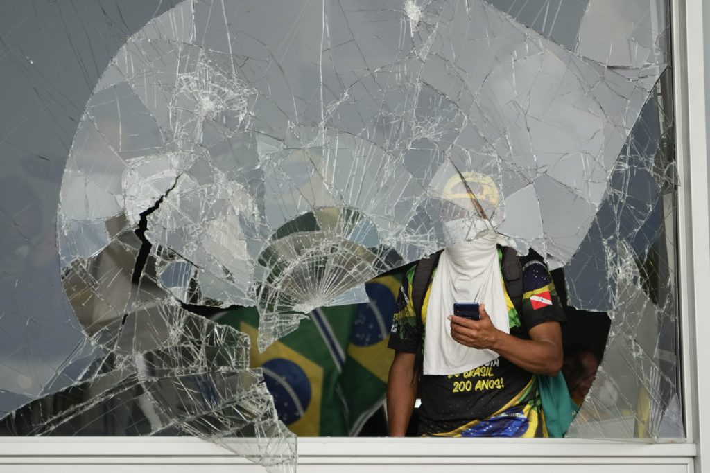 Βραζιλία: Χάος άφησαν οι οπαδοί του Μπολσονάρου – Μεγάλες ζημιές και κλοπές σε κρατικά κτίρια (Photos)