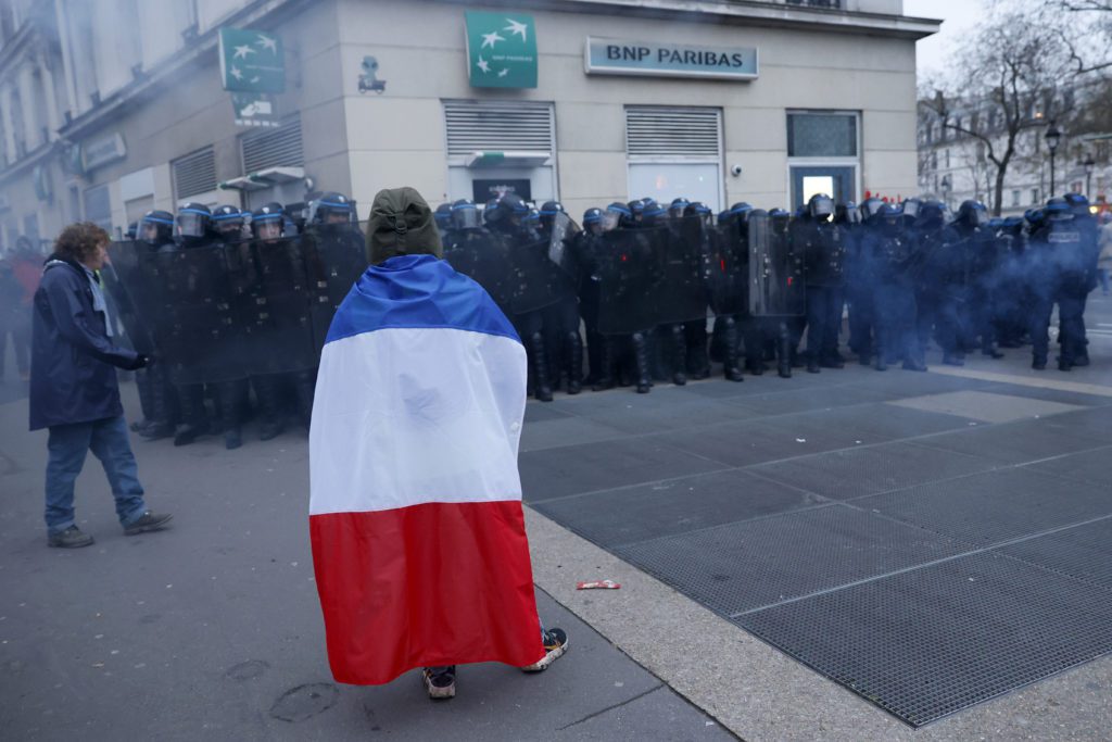 Γαλλία: Πάνω από ένα εκατομμύριο διαδηλωτές στους δρόμους κατά της αύξησης των ορίων συνταξιοδότησης (Video)