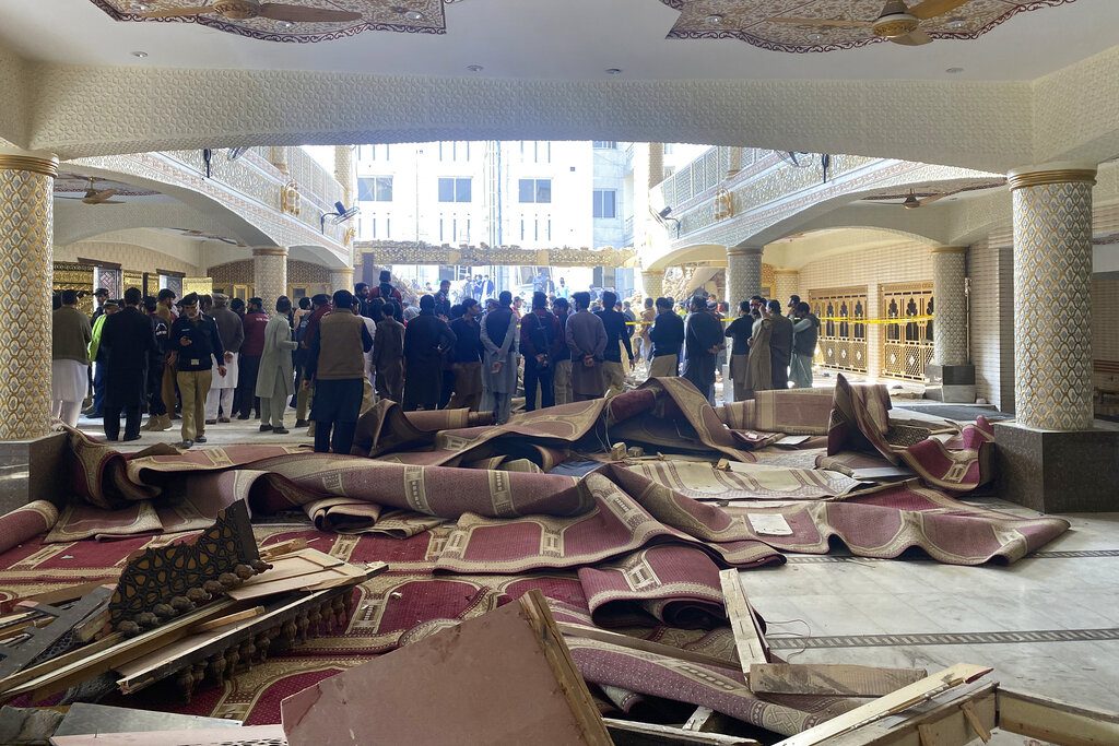 Έκρηξη σε τέμενος στο Πακιστάν: Στους 89 οι νεκροί από τη βομβιστική επίθεση (Video)