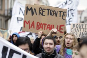 «Πλημμύρισε» η Γαλλία από τις διαδηλώσεις κατά της συνταξιοδοτικής μεταρρύθμισης Μακρόν (Photos-Video)