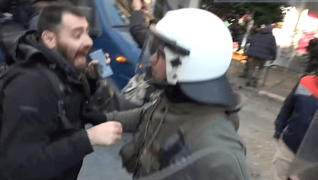 Η αστυνομία τραμπούκισε δημοσιογράφους και διαδηλωτές σε συγκέντρωση για τον Θάνο Χατζηαγγέλου (Photos-Video)