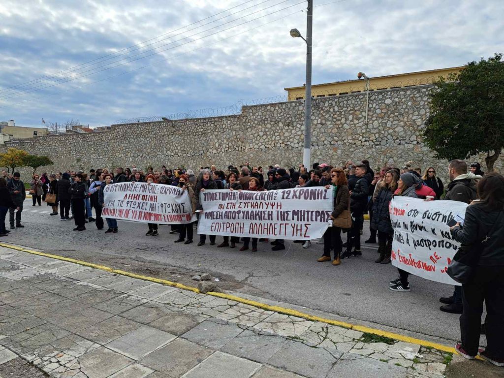 «Καμία συγκάλυψη, καμία ανοχή, έξω η μάνα από τη φυλακή»: Πορεία αλληλεγγύης στη 12χρονη και την οικογένεια της