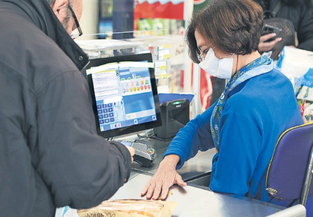 Ασφυκτιούν τα νοικοκυριά, ευημερούν τα καρτέλ