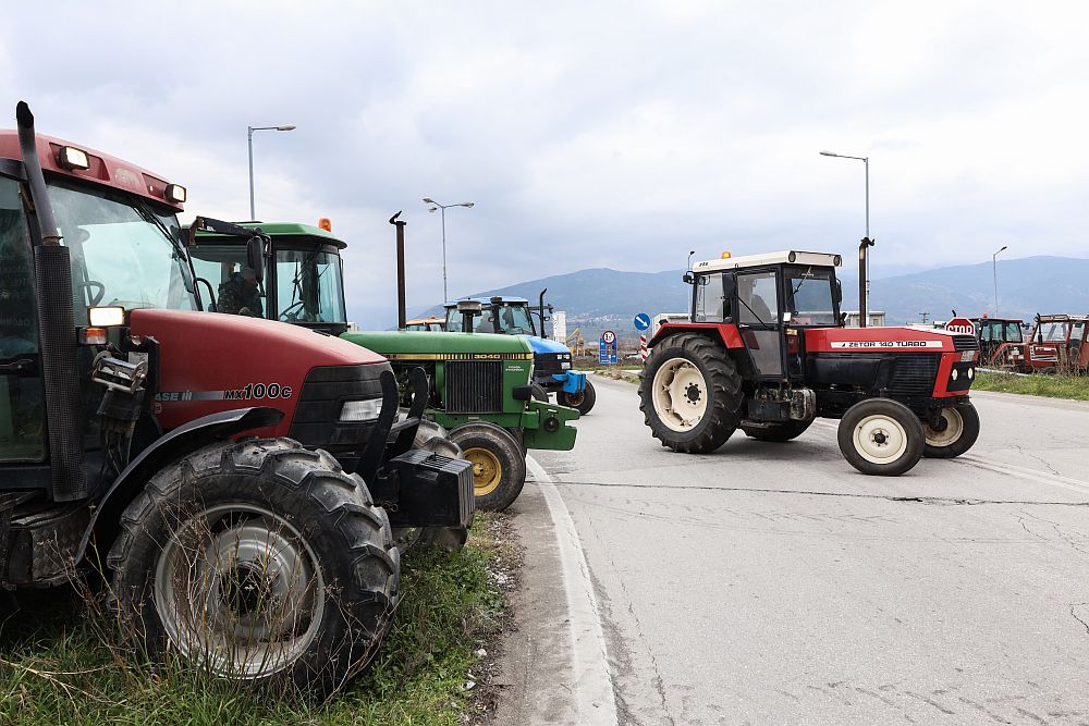 Επί ποδός οι αγρότες: Στήνουν μπλόκα διαμαρτυρόμενοι για την πολιτική Μητσοτάκη