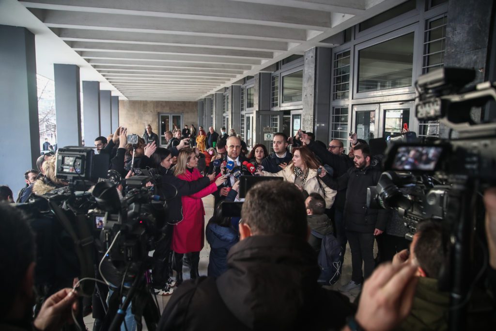 Δίκη για τη δολοφονία Άλκη Καμπανού:  Ένταση έξω από το δικαστήριο – Παρόντες όλοι οι κατηγορούμενοι