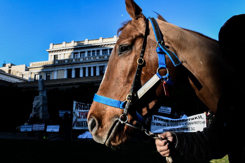Διαδήλωση με άλογα στη Γενική Γραμματεία Αθλητισμού για τη διάσωση του ιπποδρόμου