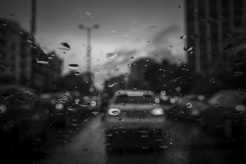 Καιρός: Βροχές, καταιγίδες και υψηλές θερμοκρασίες την Πέμπτη – Η πρόγνωση της ΕΜΥ