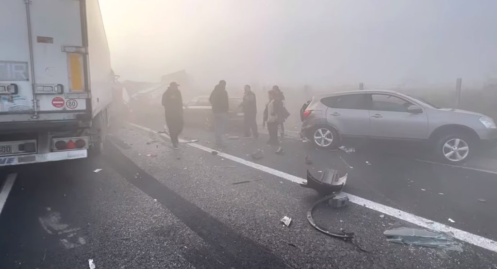 Αυλώνας: Μεγάλη καραμπόλα στην Εθνική Οδό λόγω πυκνής ομίχλης (Videos)