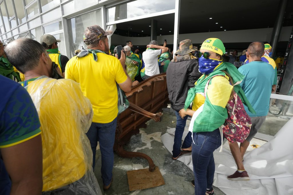 Βραζιλία: Διεθνής καταδίκη για την εισβολή των ‘Μπολσοναρίστας’ – Απόλυτη στήριξη στον Λούλα