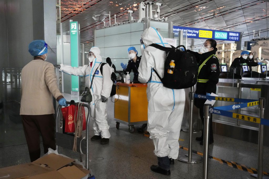Κορονοϊός: Η πανδημική έξαρση στην Κίνα τρομάζει την Ευρώπη – Συστάσεις για μάσκα και τεστ στους ταξιδιώτες