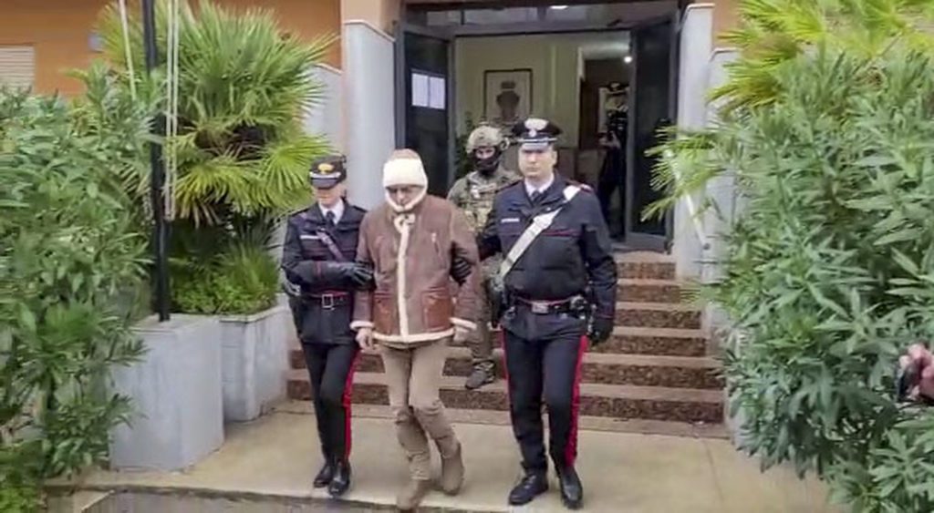 Ιταλία: Έφοδοι στα κρησφύγετα του αρχιμαφιόζου Ντενάρο – Βρήκαν αφίσα του «Νονού» και λογαριασμούς