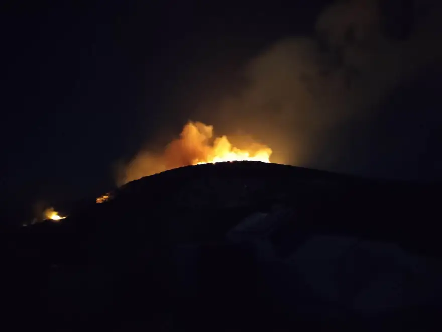 Μεγάλη φωτιά στους Φούρνους – Συναγερμός στην Πυροσβεστική