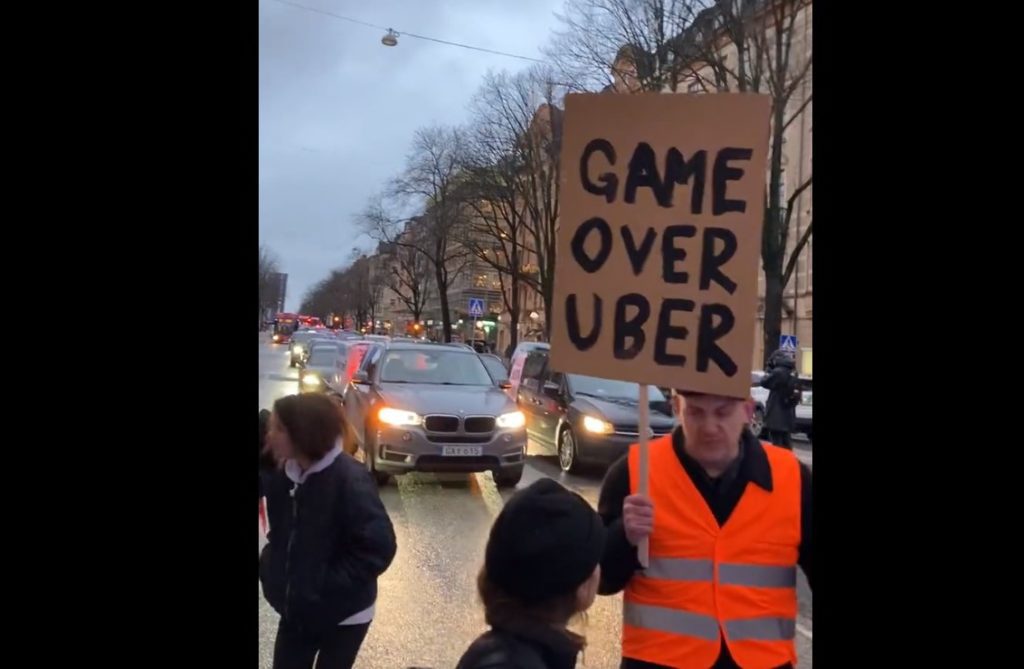 «Game Over Uber»: Απεργούν για πρώτη φορά οι οδηγοί ταξί στη Σουηδία – Στηρίζει και η Τούνμπεργκ