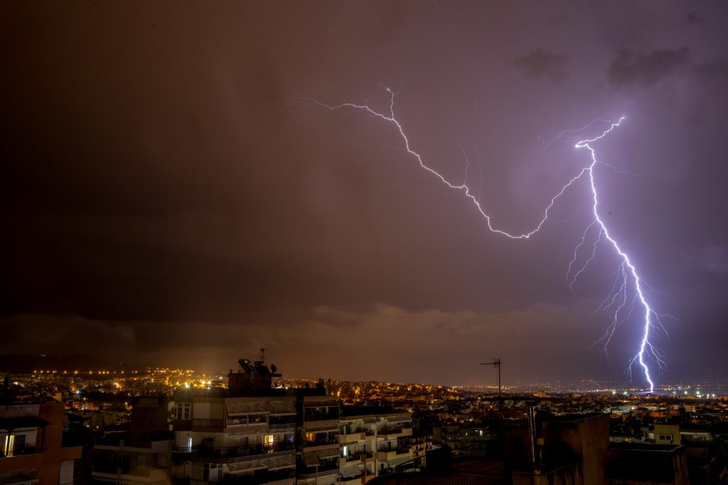 Τριήμερο με ισχυρές βροχοπτώσεις, καταιγίδες και χιόνια στα ορεινά – Η πρόγνωση της ΕΜΥ