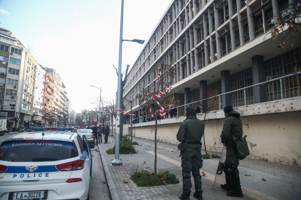 Θεσσαλονίκη: Ένταση έξω από το δικαστήριο στη δίκη για τη δολοφονία του Άλκη Καμπανού (Video)