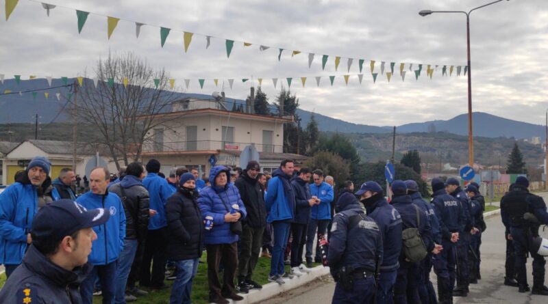 Στάση Μητσοτάκη για… μπουγάτσα στην Καβάλα, πλήρης αδιαφορία για τους εργαζόμενους στα Λιπάσματα