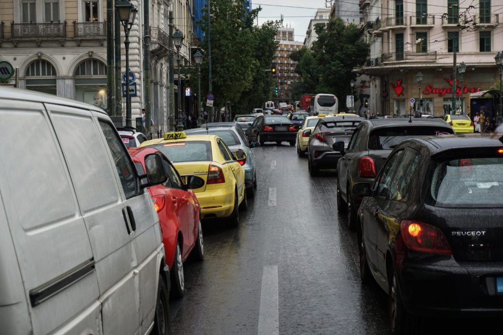 Η κακοκαιρία έφερε κίνηση στους δρόμους – Πού εντοπίζονται προβλήματα στην κυκλοφορία