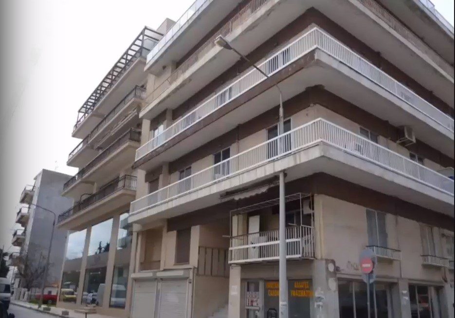 Το είδαμε κι αυτό: Κολώνα περνά μέσα από μπαλκόνι πολυκατοικίας (Video)
