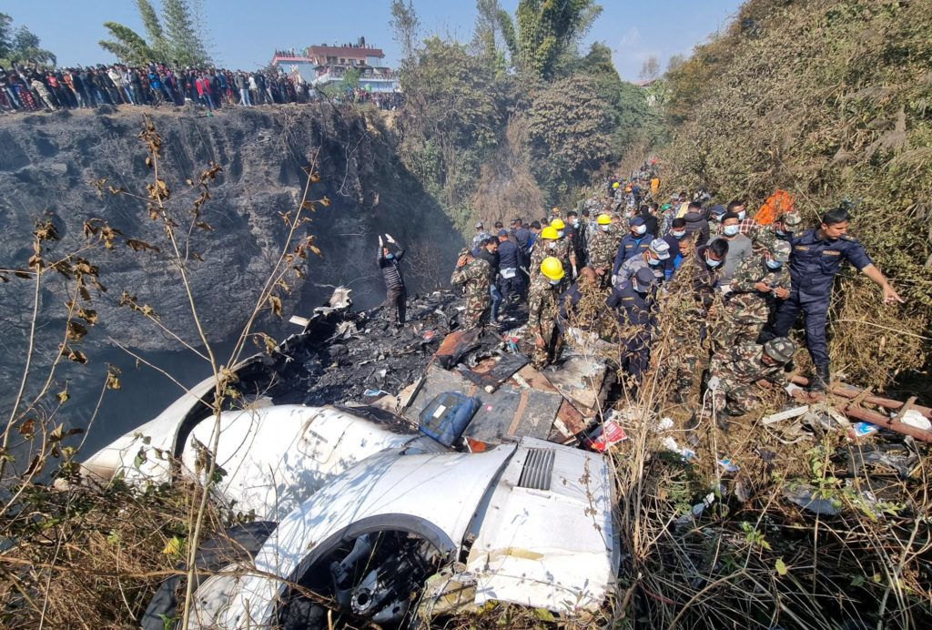Αεροπορική τραγωδία στο Νεπάλ: Οι αρχές αναζητούν το τελευταίο θύμα – Παραδίδονται οι σοροί στις οικογένειες