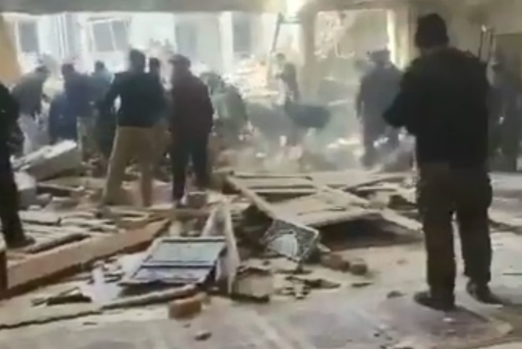 Πακιστάν: Έκρηξη σε τέμενος στην Πεσαβάρ – Φόβοι για θύματα (Video)
