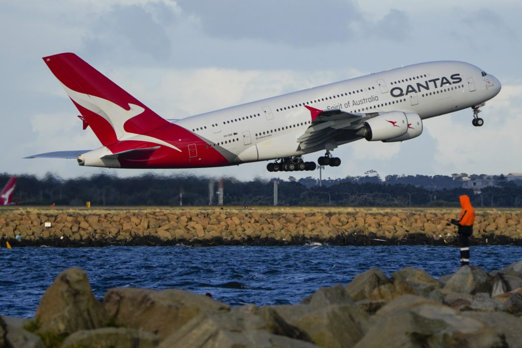 Αυστραλία: Θρίλερ σε πτήση της Qantas λόγω μηχανικής βλάβης – Ασφαλής προσγείωση στο Σίδνεϊ
