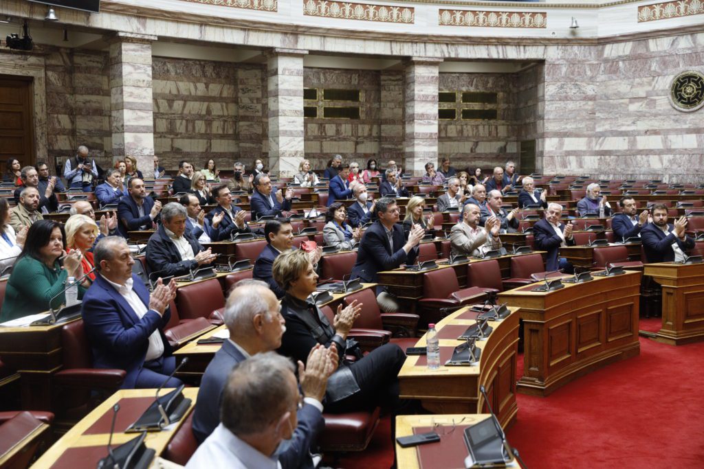 Ραγδαίες πολιτικές εξελίξεις – Έντονη φημολογία για πρόταση μομφής από τον ΣΥΡΙΖΑ