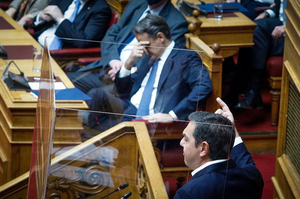 «Πλίνθοι και κέραμοι» αντί για απαντήσεις από τον Μητσοτάκη στη Βουλή