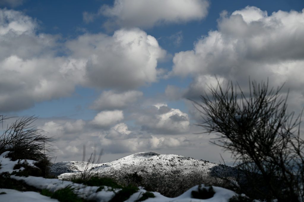 Καιρός: Χιόνια στα ορεινά και μικρή πτώση της θερμοκρασίας – Η πρόγνωση για τη Δευτέρα