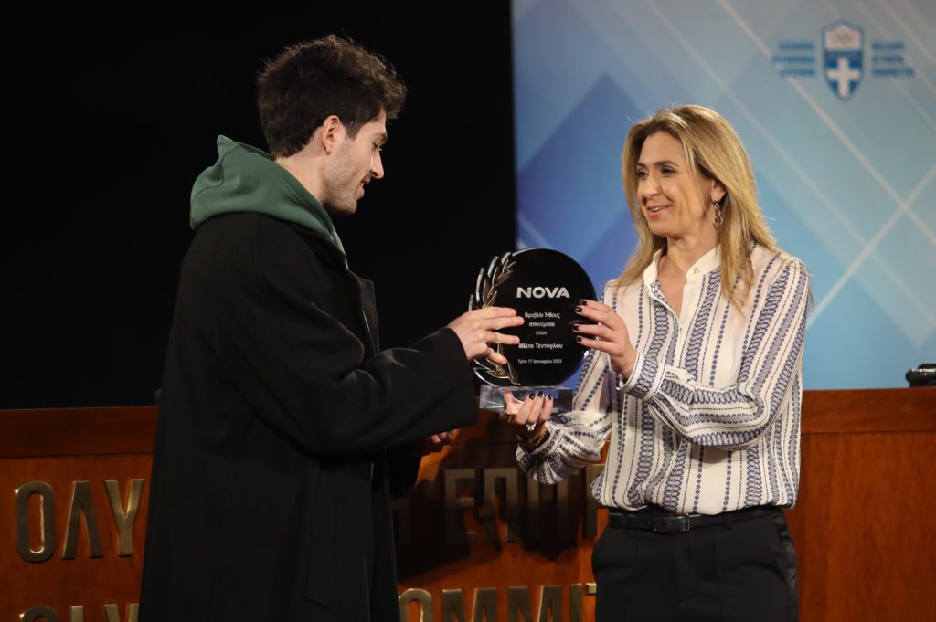 Ο Μίλτος Τεντόγλου τιμήθηκε με το Βραβείο Ήθους Nova στην ετήσια εκδήλωση τιμητικών βραβεύσεων της ΕΟΕ