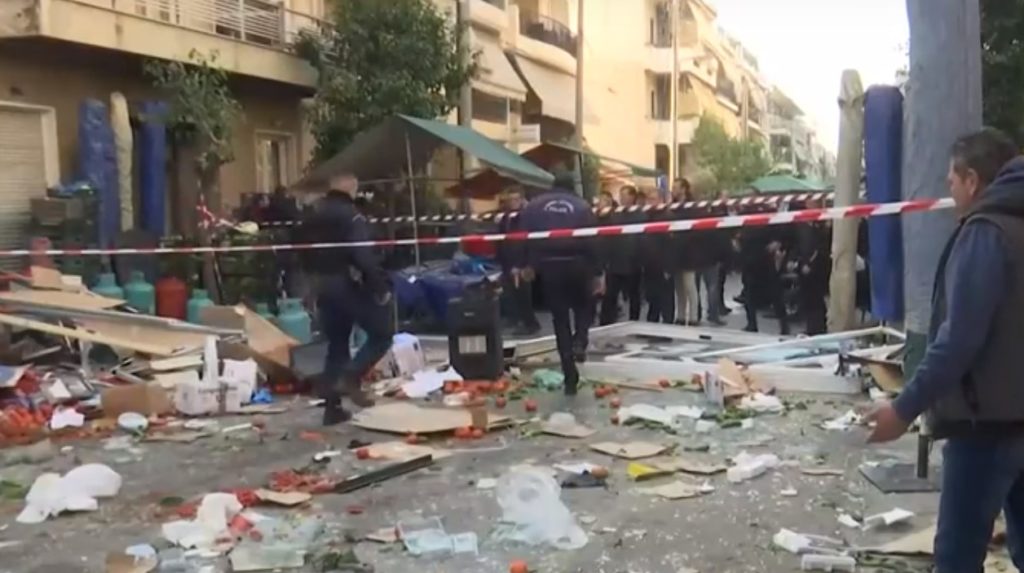 Αιγάλεω: Οι πρώτες εικόνες από το «βομβαρδισμένο» τοπίο μετά την έκρηξη σε κατάστημα με φιάλες υγραερίου (Video)