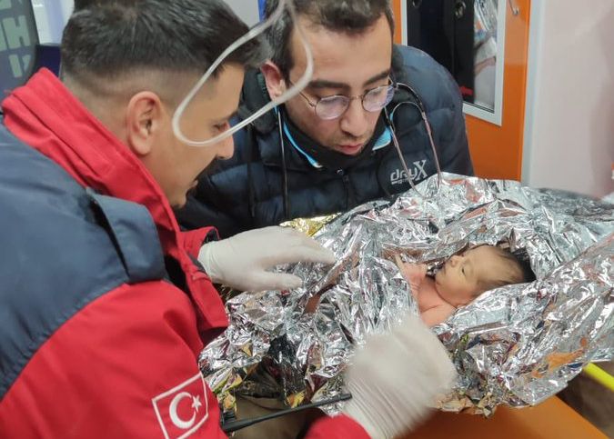 Σεισμοί Τουρκία: 10 ημερών μωράκι και η μητέρα του σώθηκαν μετά από 90 ώρες στα συντρίμμια (Video)