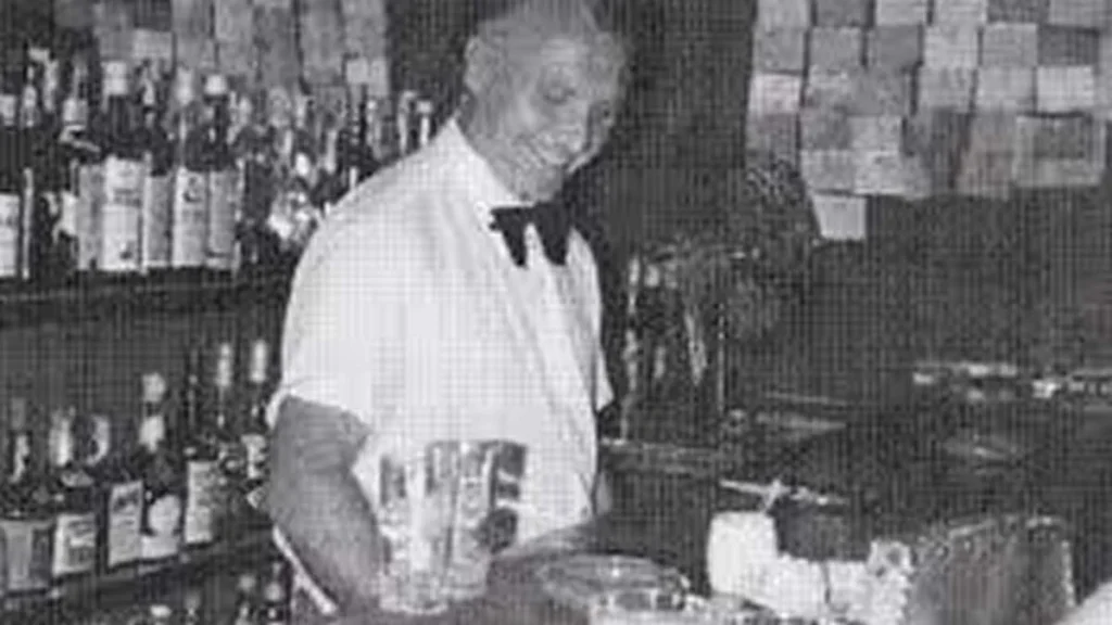 Πέθανε ο Φώτης Κρικζώνης, εμβληματική μορφή και ιδιοκτήτης του ιστορικού  μπαρ «17»