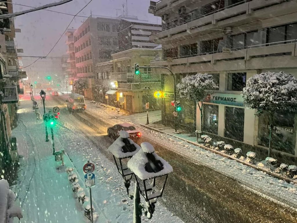 Σφοδρή χιονόπτωση στη Μαγνησία: Κλειστά τα σχολεία – Μάχη να κρατηθούν ανοιχτοί οι δρόμοι