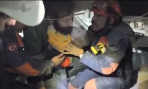 Σεισμοί Τουρκία &#8211; Συρία: Η μικρή Ελένη σώθηκε μετά από 68 ώρες κάτω από τα συντρίμμια (Video)