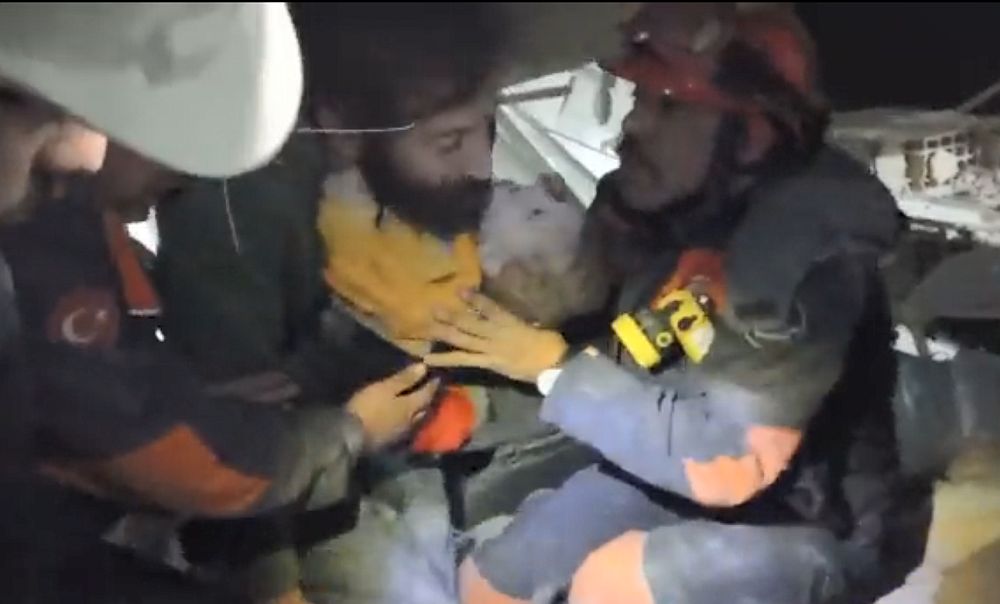 Σεισμοί Τουρκία – Συρία: Η μικρή Ελένη σώθηκε μετά από 68 ώρες κάτω από τα συντρίμμια (Video)